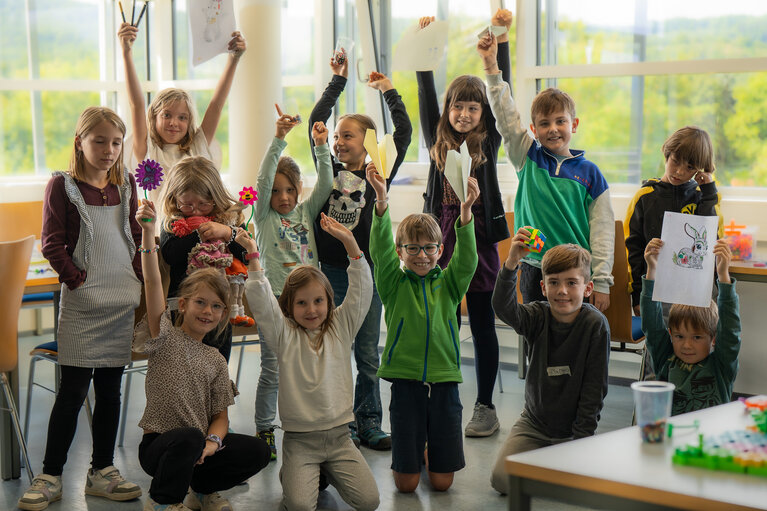 Eine Gruppe von Kindern posiert für ein Foto