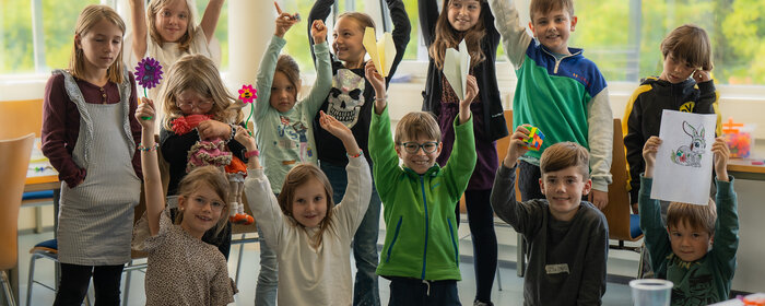 Eine Gruppe von Kindern posiert für ein Foto