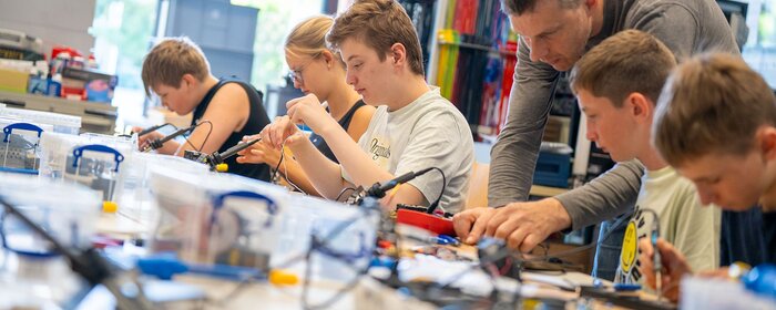 Schülerinnen und Schüler beim Experimentieren im Techniklabor im Rahmen der Ferienangebote der Hochschule Koblenz.