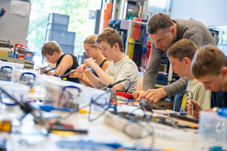 Schülerinnen und Schüler beim Experimentieren im Techniklabor im Rahmen der Ferienangebote der Hochschule Koblenz.