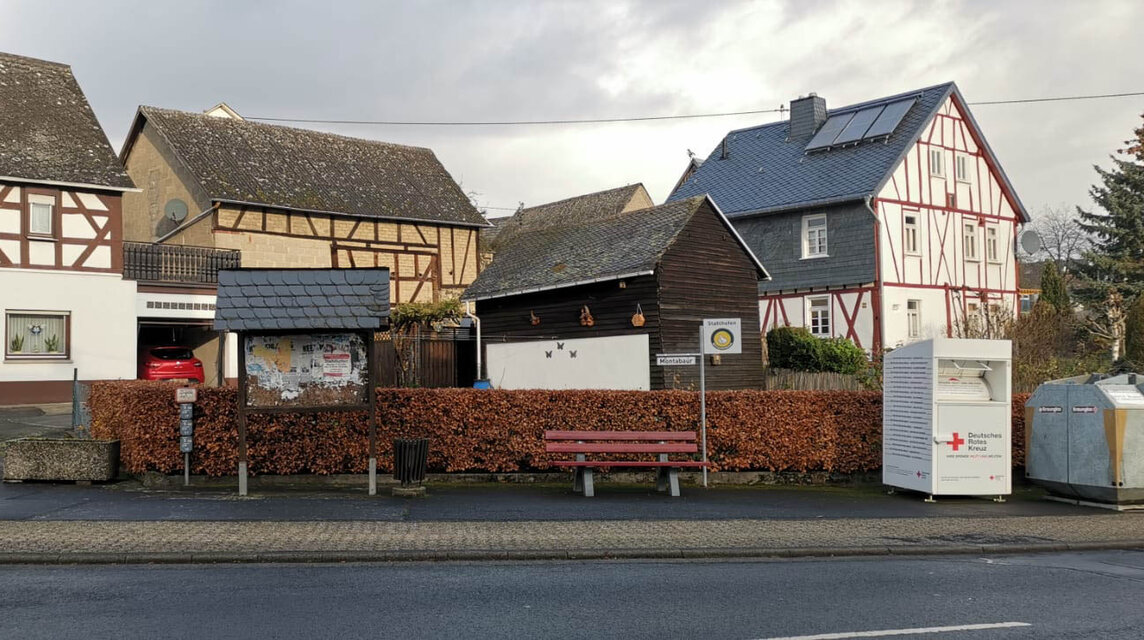 Mitfahrerbank in einem Dorf