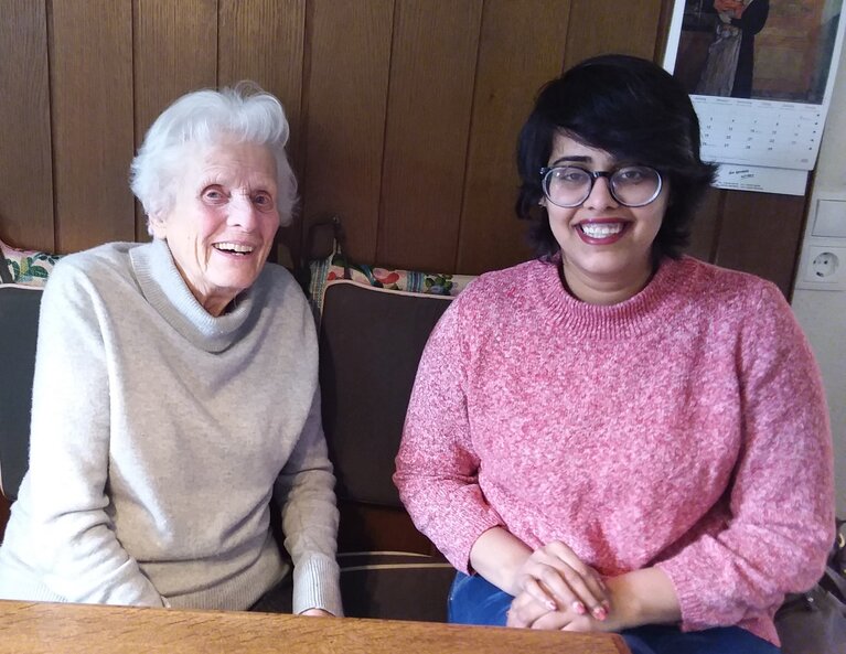 Seniorin und Studentin in ihrer Wohngemeinschaft
