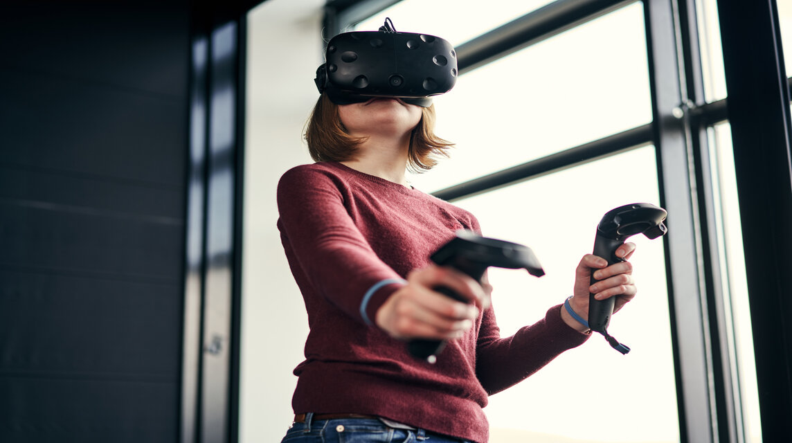 Studentin mit VR-Brille 