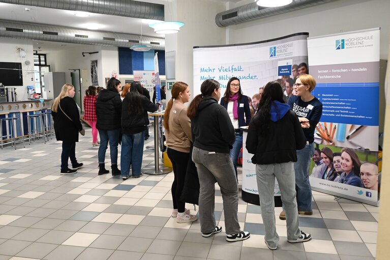 Besucherinnen und Besucher im Ausstellungsraum.