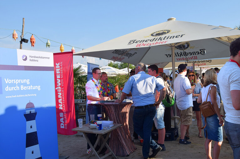 Personen im Austausch am Stattstrand
