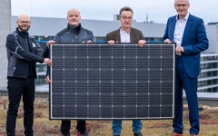 Vertragspartner mit Solarpaneel