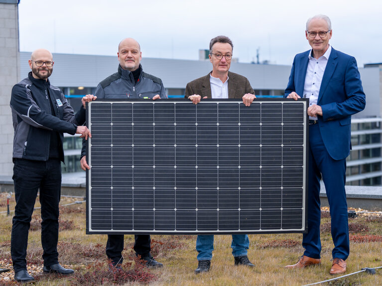 Vertragspartner mit Solarpaneel