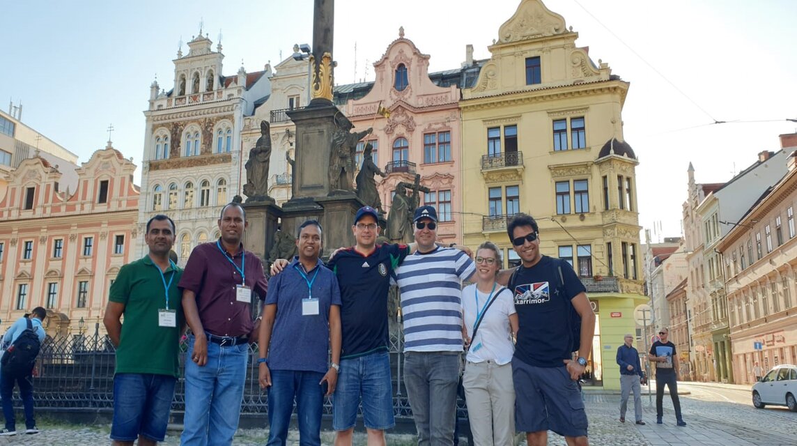 Gruppenfoto auf einem Stadtplatz