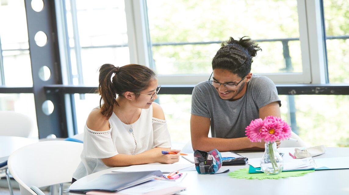 Studierende beim lernen