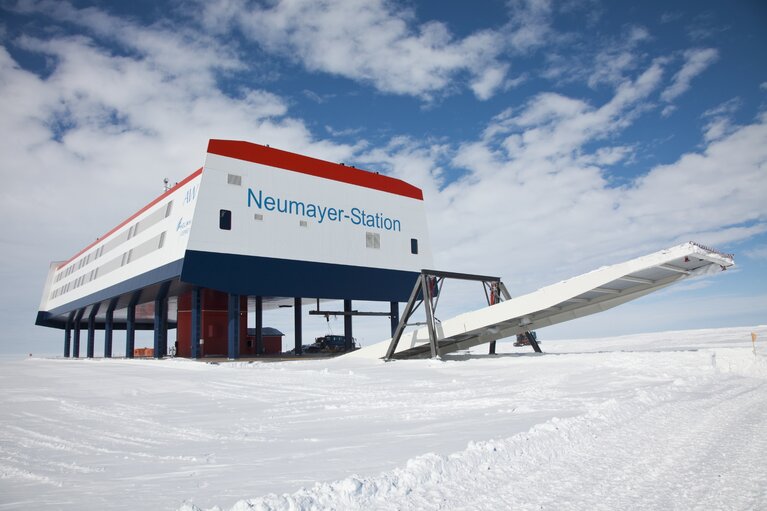 Aussenaufnahmen der Neumayer-Station III Station Exterior Shots of the Neumyer-Station III