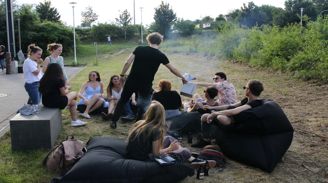 Eine Gruppe Studierender auf einer Wiese