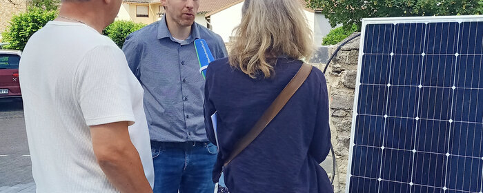 Prof. Stolz stellt ein Balkonkraftwerk beim Workshop vor