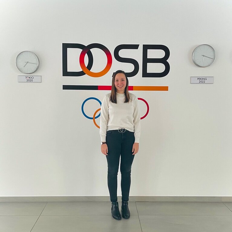 Sophie vor dem DOSB Logo