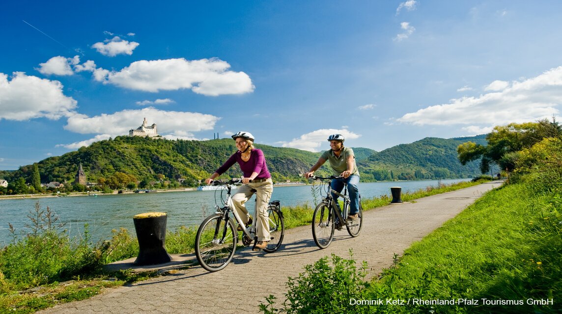 [Translate to English:] Radfahrer im Rheintal