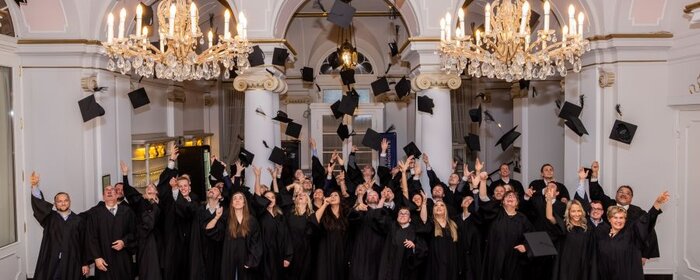 Traditioneller Hüte-Wurf beim Absolventenball 2025 des MBA-Fernstudienrogramms (Quelle: HS Koblenz / Baumann Fotografie)