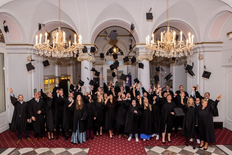 Traditioneller Hüte-Wurf beim Absolventenball 2025 des MBA-Fernstudienrogramms (Quelle: HS Koblenz / Baumann Fotografie)