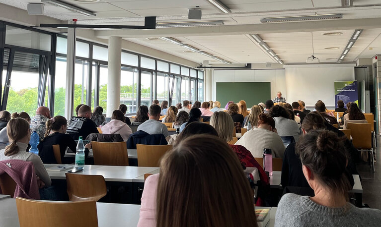Studierende der Sozialen Arbeit bei der Lesung