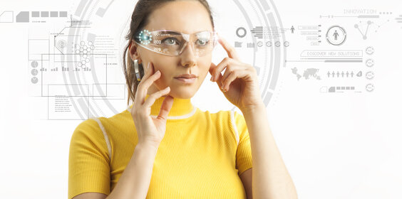 junge Frau mit Technik-Hologramm