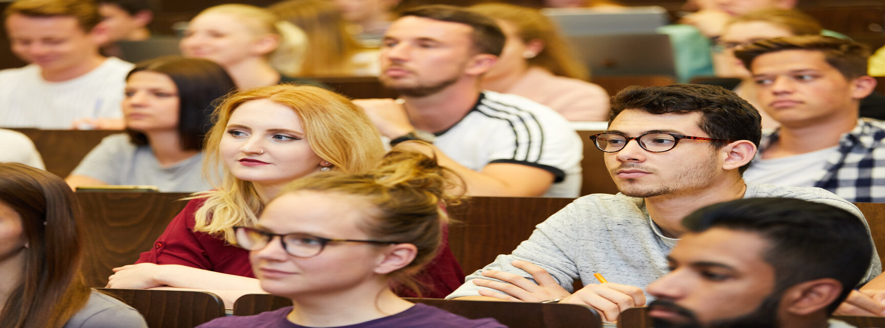 [Translate to English:] Studierende im Hörsaal