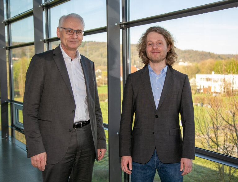 Das Foto zeigt den Hochschulpräsidenten Prof. Dr. Karl Stoffel zusammen mit Dr. Anselm Hudde.