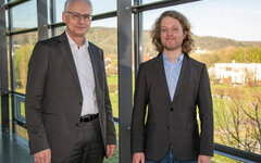 Das Foto zeigt den Hochschulpräsidenten Prof. Dr. Karl Stoffel zusammen mit Dr. Anselm Hudde.