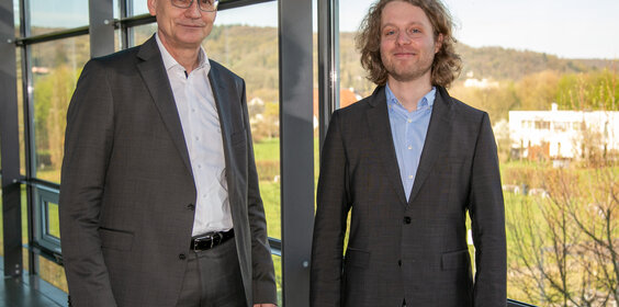 Das Foto zeigt den Hochschulpräsidenten Prof. Dr. Karl Stoffel zusammen mit Dr. Anselm Hudde.