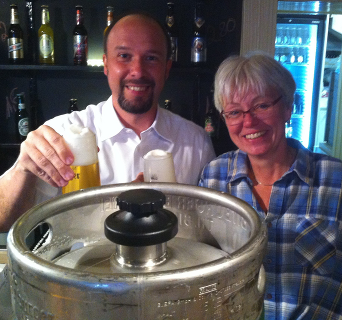 Professoren beim Bierzapfen