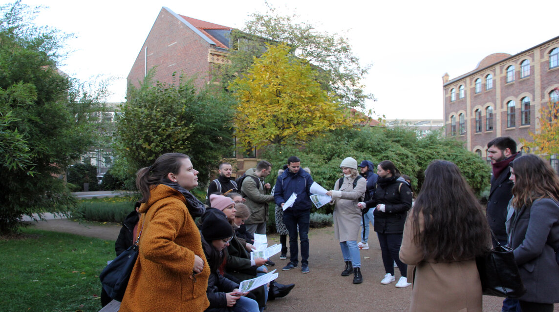 Gruppe von Studierenden im Park