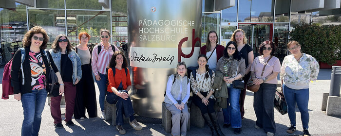 Gruppenfoto der Studierenden von BiSo vor der Hochschule in Salzburg