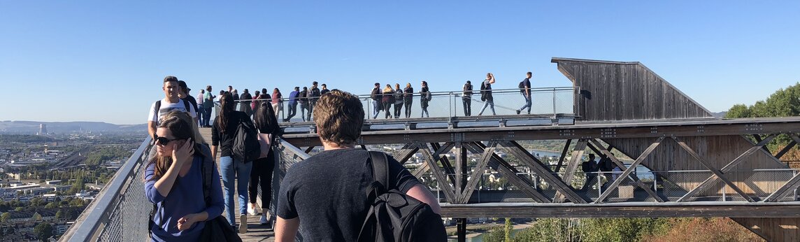 Studierende auf einer Brücke