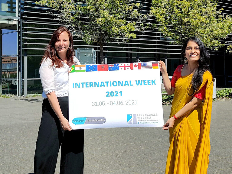 Sarah Krajewski vom Bereich Sprachen/Internationales und die indische Austauschstudierende Surya Sunil Kadungasseri im Innenhof des RheinAhrCampus