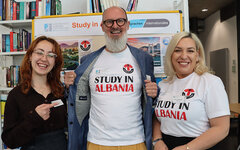 Zum Auslandssemester in Tirana informierten am Stand der albanischen Partnerhochschule v. l. Oljana Haska, Dr. Laurent Borgmann und Tea Tavanxhiu 