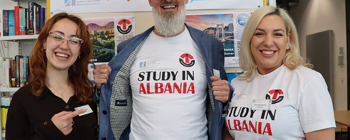 Zum Auslandssemester in Tirana informierten am Stand der albanischen Partnerhochschule v. l. Oljana Haska, Dr. Laurent Borgmann und Tea Tavanxhiu 
