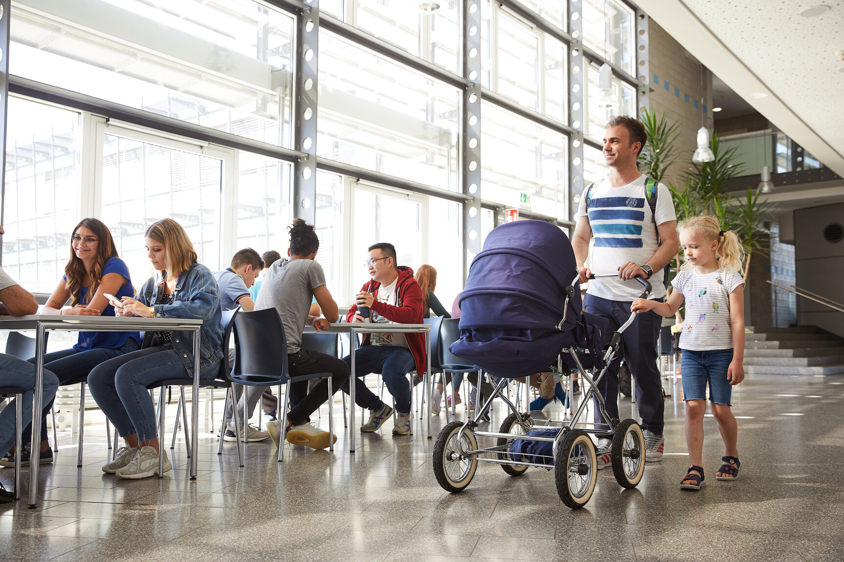 Student mit Kinderwagen