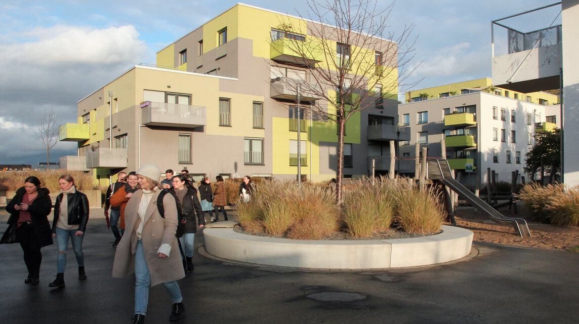 Gruppe von Studiereden vor Wohnkomplex