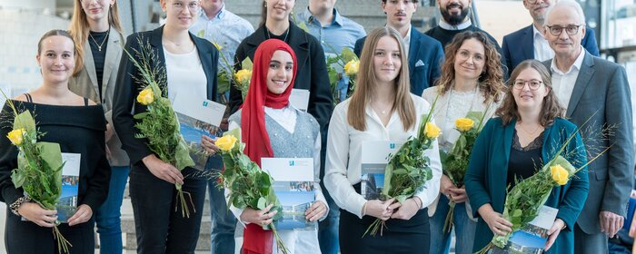 Eine Gruppe von Personen steht zusammen.