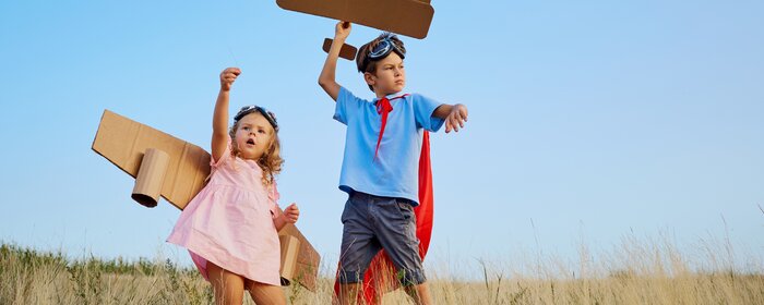 Junge und Mädchen spielen auf einem Kornfeld