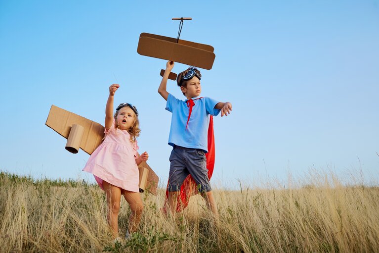 Junge und Mädchen spielen auf einem Kornfeld