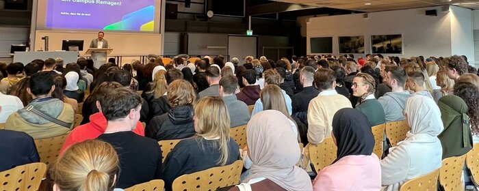 Studierende im Audimax am Campus Remagen bei der Erstsemesterbegrüßung