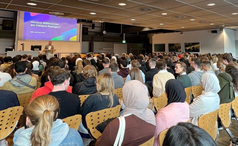 Studierende im Audimax am Campus Remagen bei der Erstsemesterbegrüßung