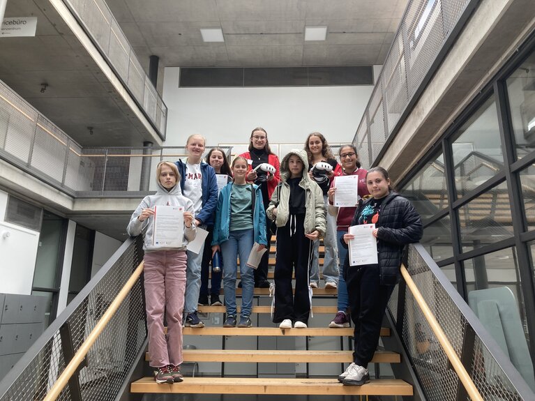 Schülerinnen auf der Treppe