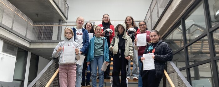 Schülerinnen auf der Treppe