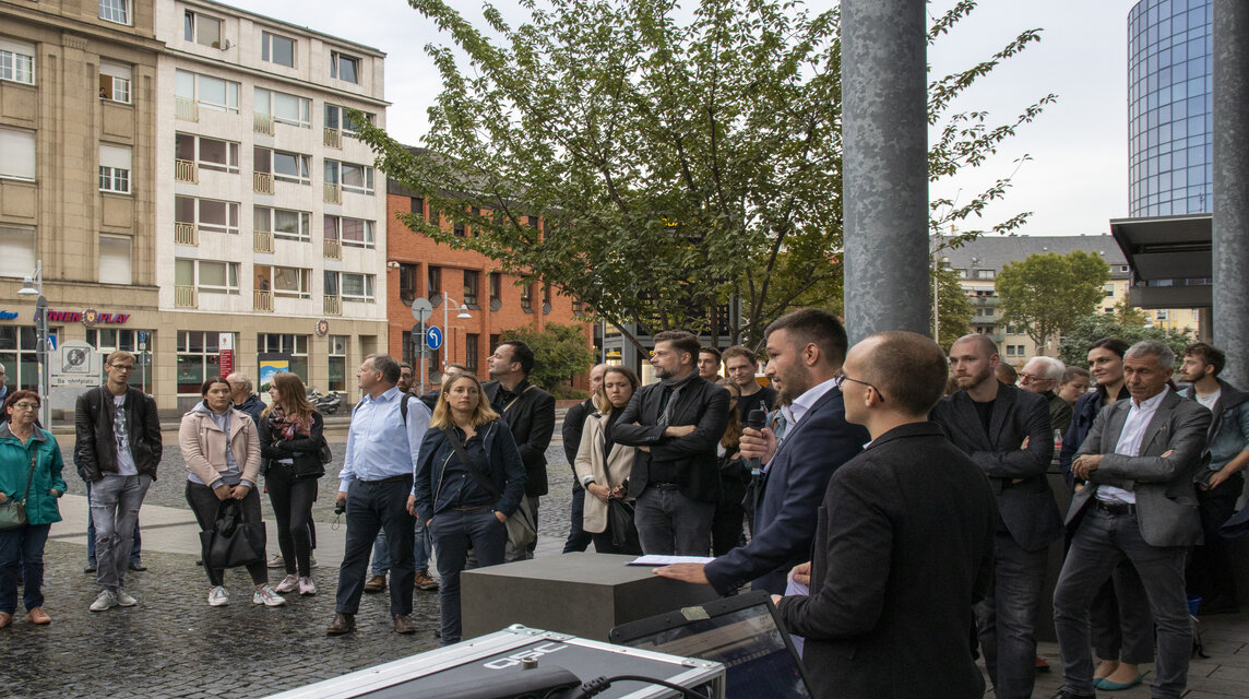 Ein Mann hält eine Rede vor vielen Menschen