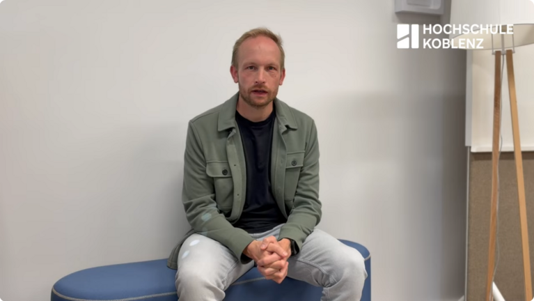 Mann auf Bank