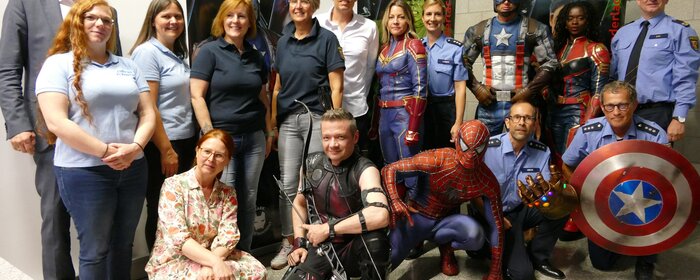 Eine Gruppe von beteiligten Personen aus Hochschule, Polizei und Stark Entertainment.