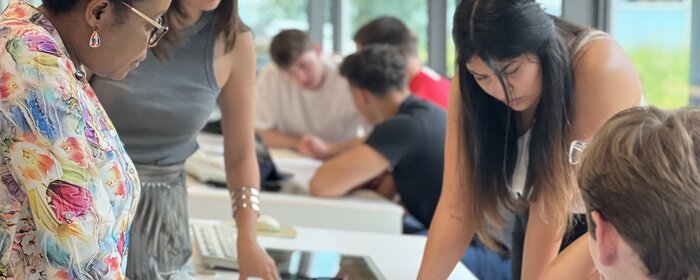 Professorin im Unterricht mit Studierenden