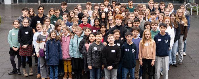 Gruppenbild der Teilnehmenden von Jugend forscht aus der Vogelperspektive
