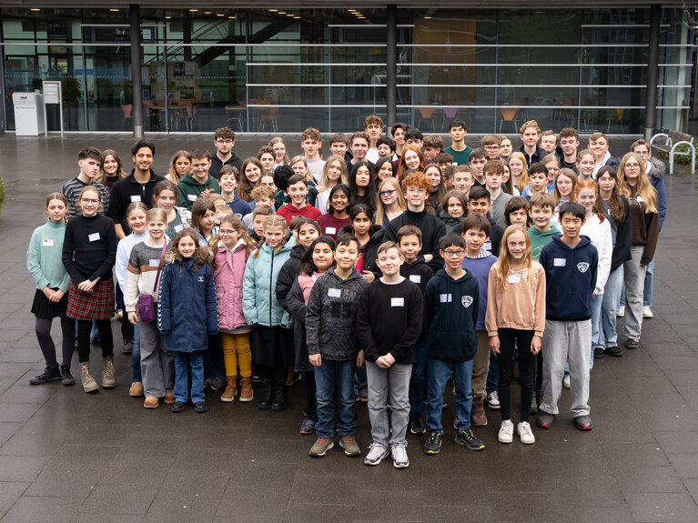 Gruppenbild der Teilnehmenden von Jugend forscht aus der Vogelperspektive