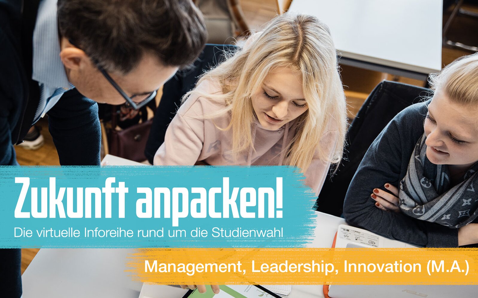 Dozent mit Studierenden 