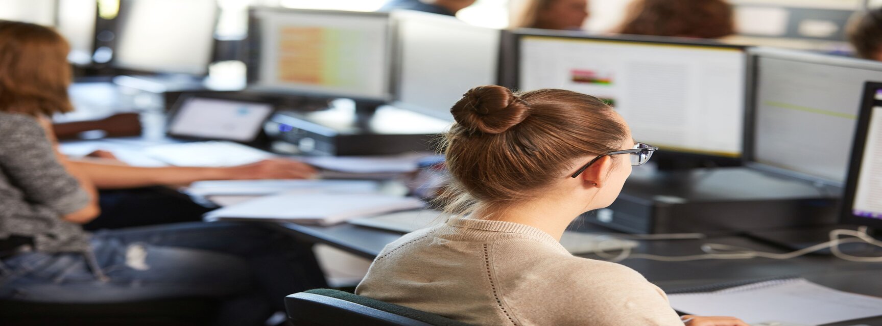 Studentin im Hörsaal vor dem Computer